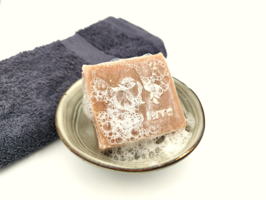 Peeeling Korperseife mit Hafer und lavender. Handgemacht naturkosmetik. und lavdender