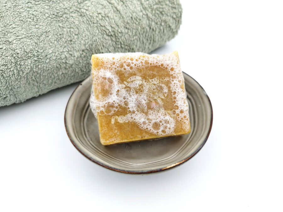 Vegan und Nachhaltig Naturseife mit Karotten, Ringelblumen und ylang ylang.