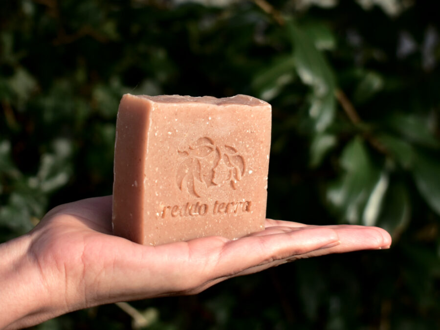 wellness peeling naturseife mit hafer und lavendel reddo terra naturkosmetik