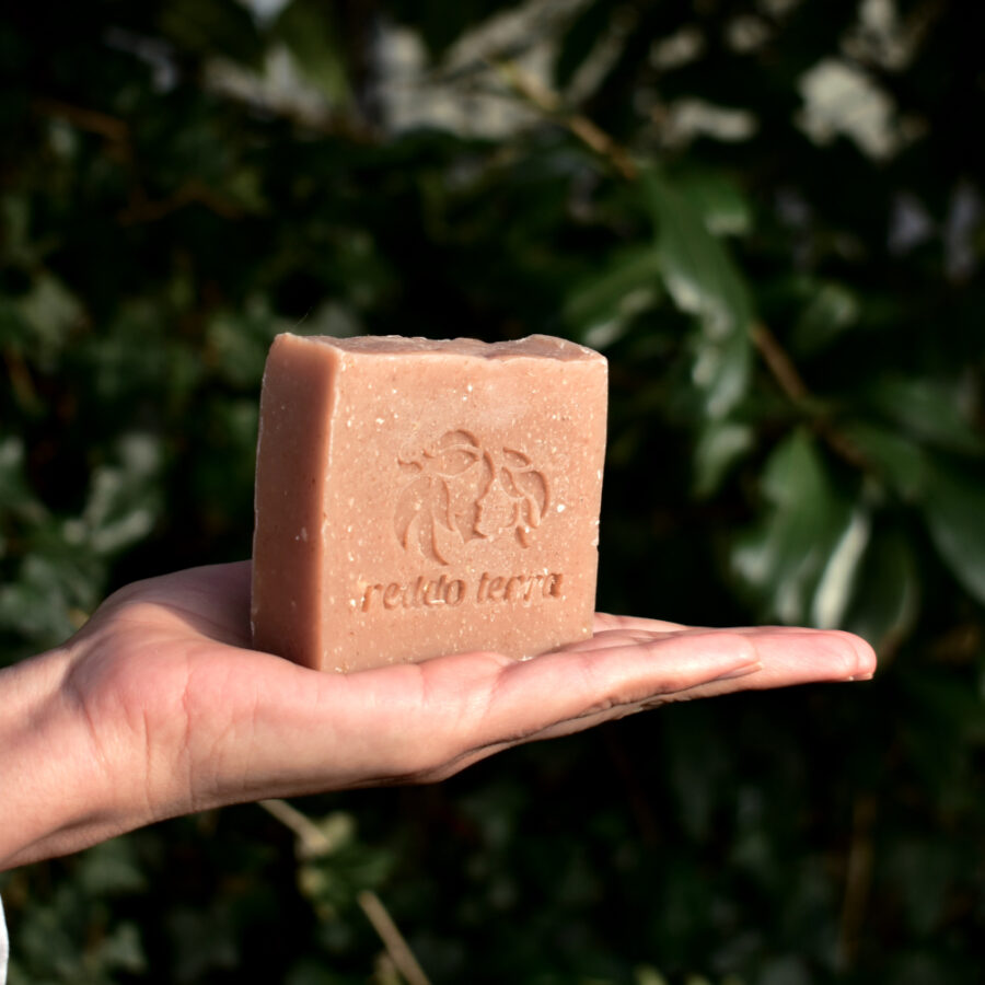 wellness peeling naturseife mit hafer und lavendel reddo terra naturkosmetik