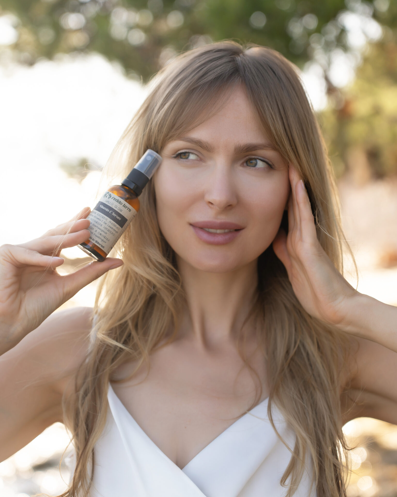Model mit Hallo Glow Vitamin C Serum