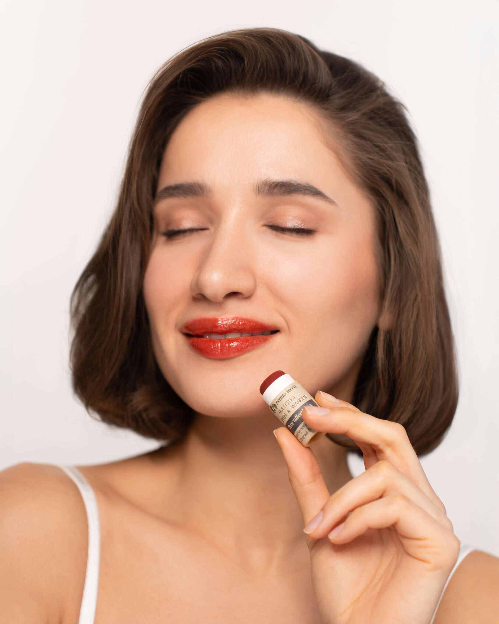 Korallenkuss Multistick Textur Swatch auf Haut – warmes Korall-Rosé