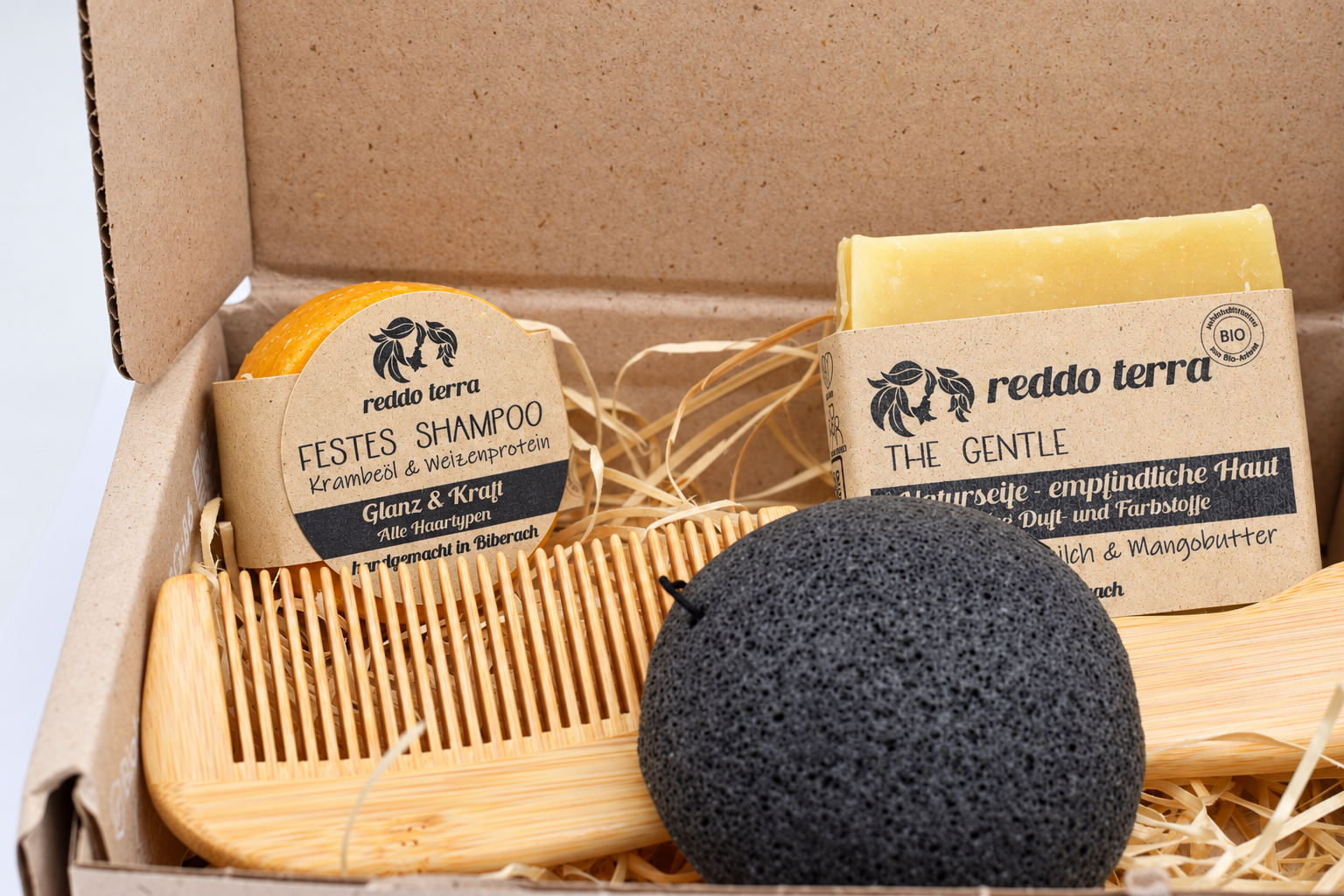 Reddo Terra Naturkosmetik Geschenkset mit festem Shampoo, Gentle Naturseife, Bambuskamm und schwarzem Reinigungsschwamm in einer Kraftpapierbox