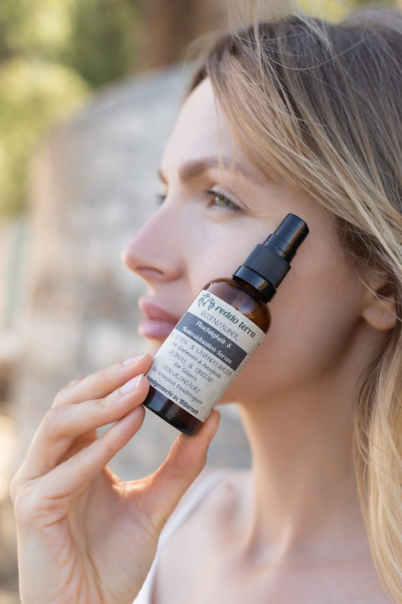 Rosenzauber Hyaluron Serum von Reddo Terra im Glasflakon